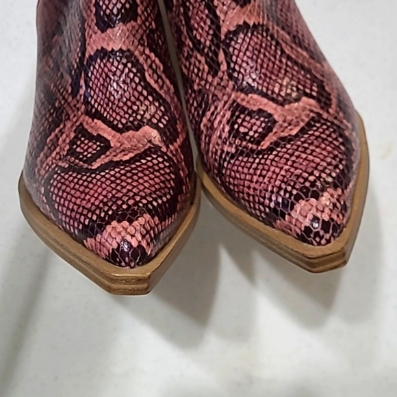 Vince Camuto Gigietta pink snakeskin booties size 7 - Picture 7 of 10